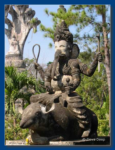 Sala Kaew Ku statues 20031224-18